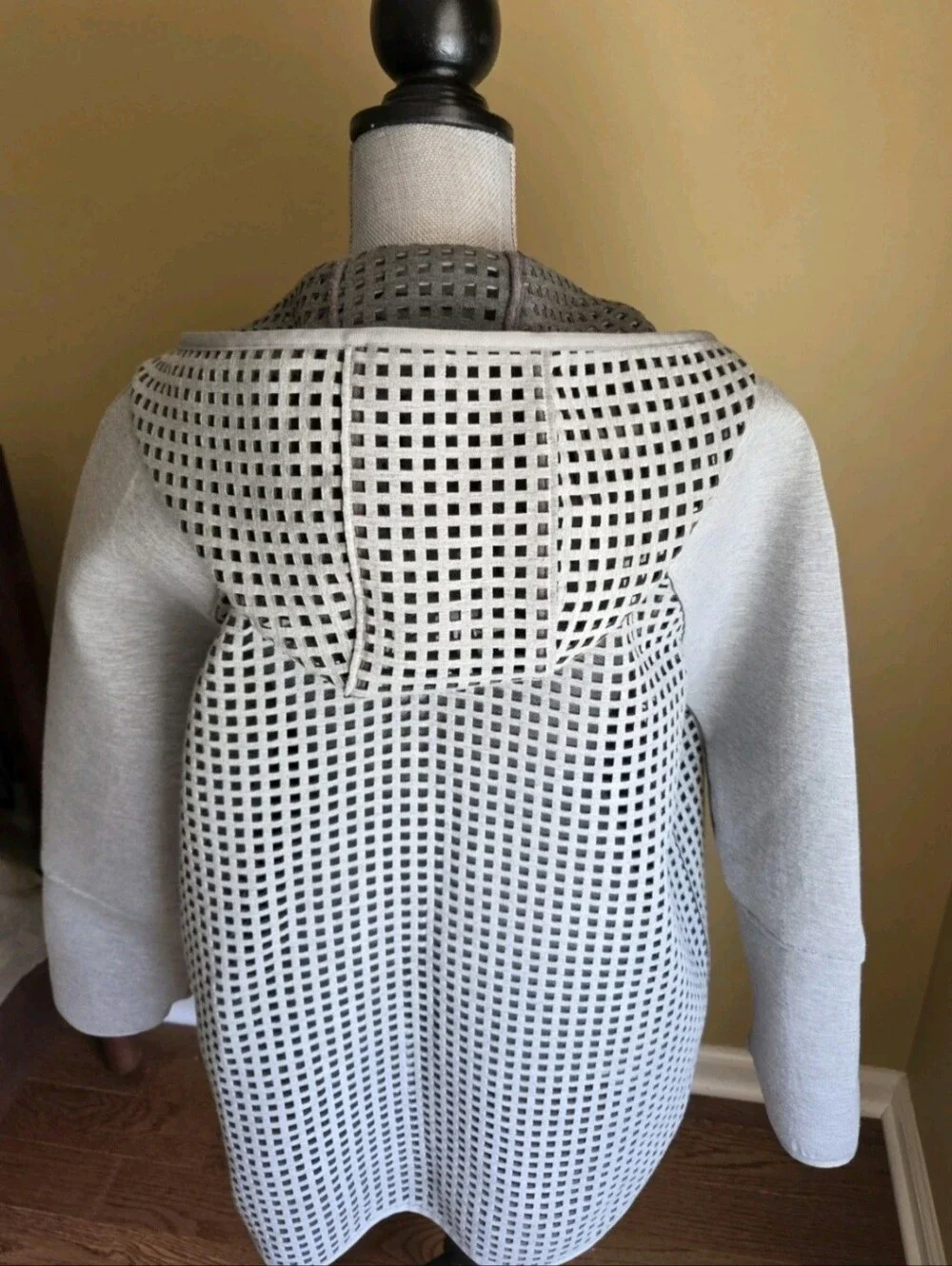 ELIE TAHARI SPORT Gray Laser Cut Hooded Zip-Up Jacket Size L PRE OWN EXCELLENT